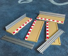 Scalextric C8223: 4x Half Straight Borders & Barriers