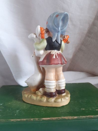 Vintage 1950s Porcelain girl figuerine.