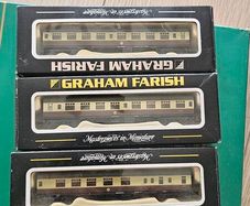 Graham Farish N gauge British Railways (BR) Mark 1 passenger coaches