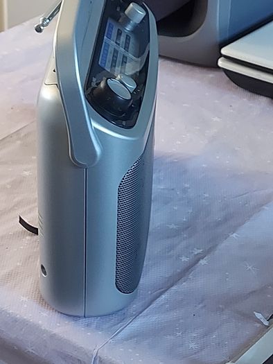 ROBERTS Classic 928, 3 Band Portable Radio with 4 FM Station Presets, Excellent condition, works perfect