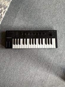 Komplete Kontrol m32 midi keyboard