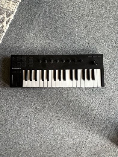 Komplete Kontrol m32 midi keyboard