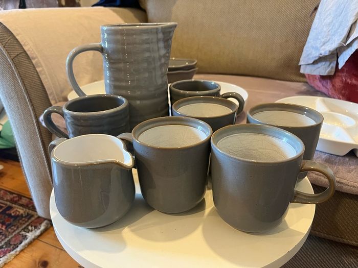 Grey 6 cups and 2 jugs/vase