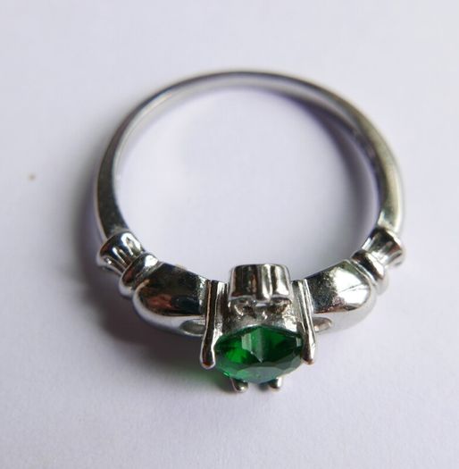 Vintage 925 Sterling Silver Claddagh Ring with Green Heart Stone size Q - 2,5g