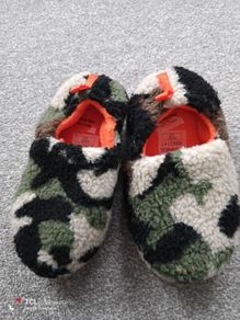 NEW.boy's winter slippers.Size 1/2