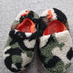 NEW.boy's winter slippers.Size 1/2