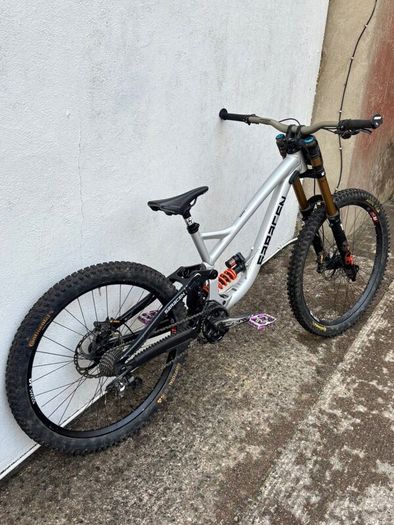 Saracen Myst Team DH Bike