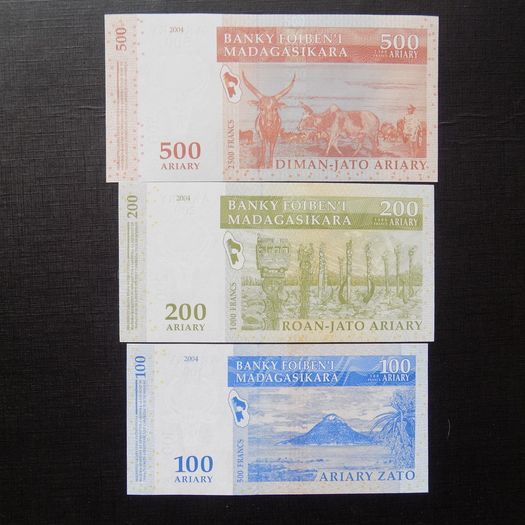 Madagascar 2004.Lot of 3 Uncirculated Banknotes.