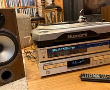 Audio set with speakers