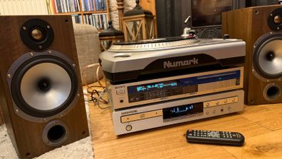 Audio set with speakers