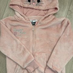 Hoodie with cat on the hoodie