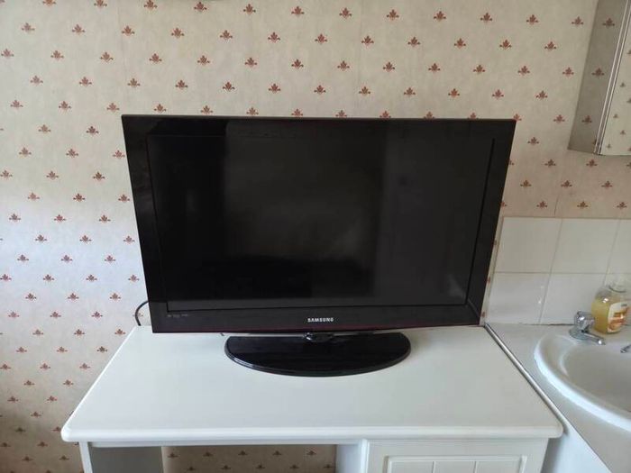 Samsung 32" LCD TV