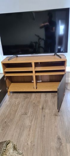 Tv Table like new, perfect condition very fancy!!!