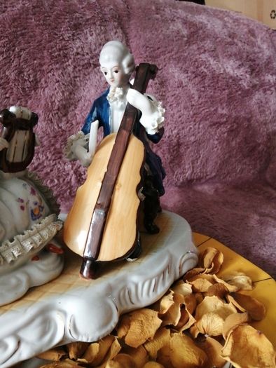 Huge and heavy porcelain Figurine