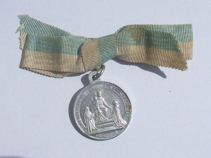 QUEEN OF THE MOST HOLY ROSARY (French) - a vintage religious medal with original ribbon (1960s or earlier)