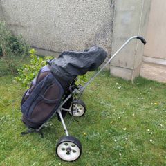Set of adult golf clubs