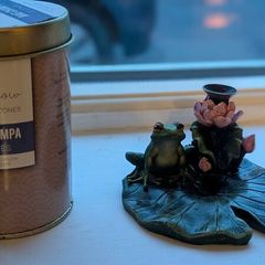Backflow incense burner with cones