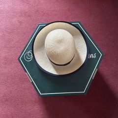 Strawlike occasion hat