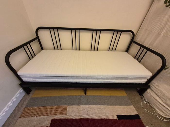 Day bed with 2 mattresses