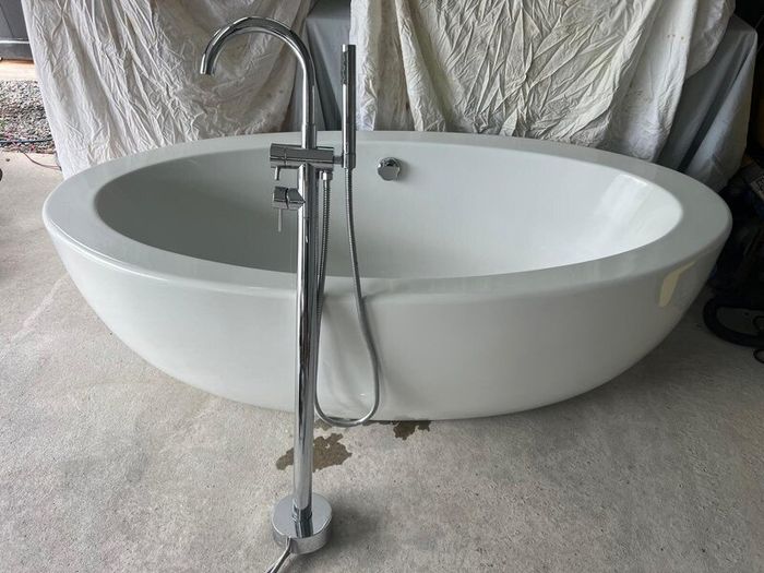 Free standing oval bath and taps set