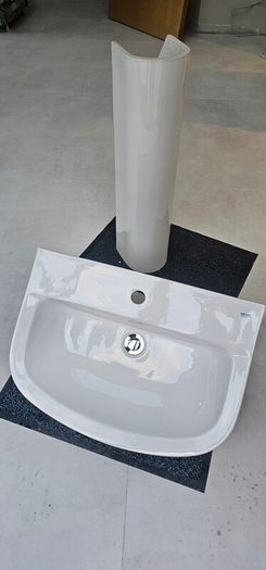 Grohe Bau Gloss white sink and pedestal