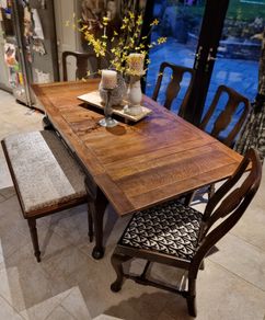 Beautiful Extendable Table, Chairs & Bench