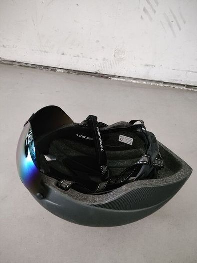 Aero bike helmet