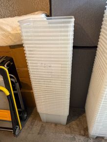 70 x storage boxes with lids (22 litre)