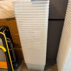 70 x storage boxes with lids (22 litre)