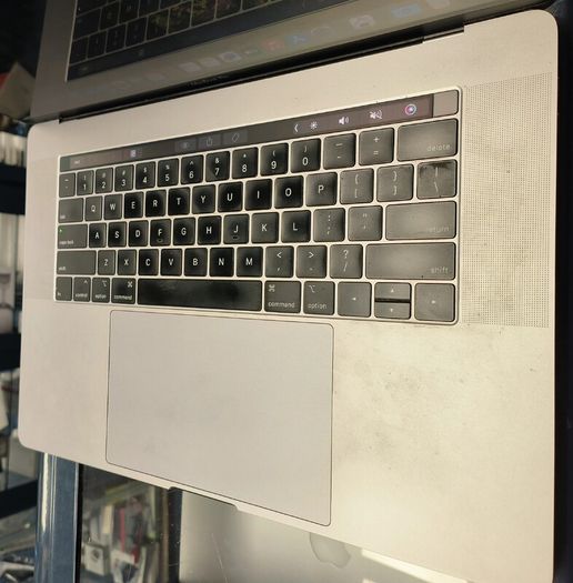 MacBook Pro "Core i7" 2.2 15-Inch (Mid-2018 True Tone Display, Touch Bar, Four Thunderbolt 3 Ports 16 GB RAM  500GB SSD BATTERY CYCLE  : 1