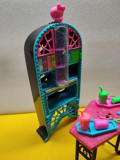 Monster High Beast Bites Cafe Creepateria playset