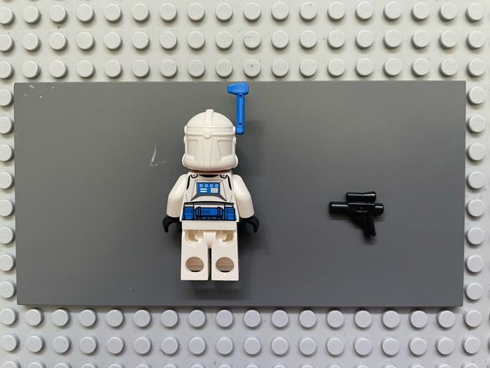lego Star Wars sw1246 Clone Trooper Officer, 501st Legion (Phase 2) minifigure- White Arms, Blue Rangefinder, Nougat Head, Helmet with Holes