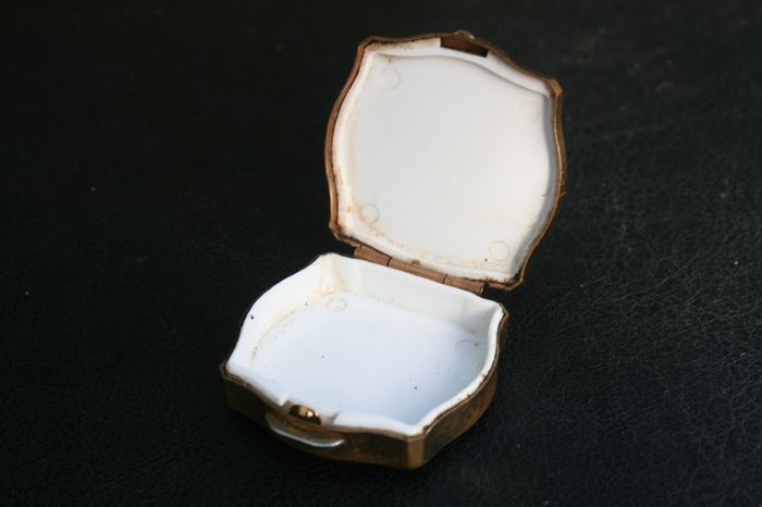 Vintage Stratton Pill Box  Pill Tongs Made In England 1,4"