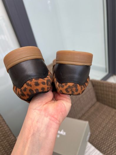 New Clark's Girls shoes, Size 2,5 UK, 35 EU.