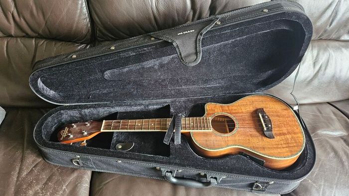 Oscar Schmidt OU6LCE Ukulele with case
