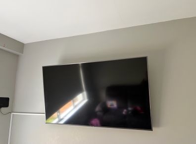 Samsung 50 inch  smart TV with wall mount bracket included