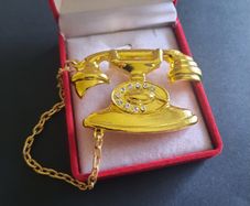 Gold Tone Rotary Telephone Brooch with Chain | 80s 90s Style Novelty Kitsch Jewelry | Old Fashioned Phone Pin Badge