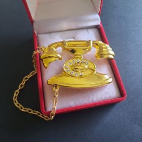 Gold Tone Rotary Telephone Brooch with Chain | 80s 90s Style Novelty Kitsch Jewelry | Old Fashioned Phone Pin Badge