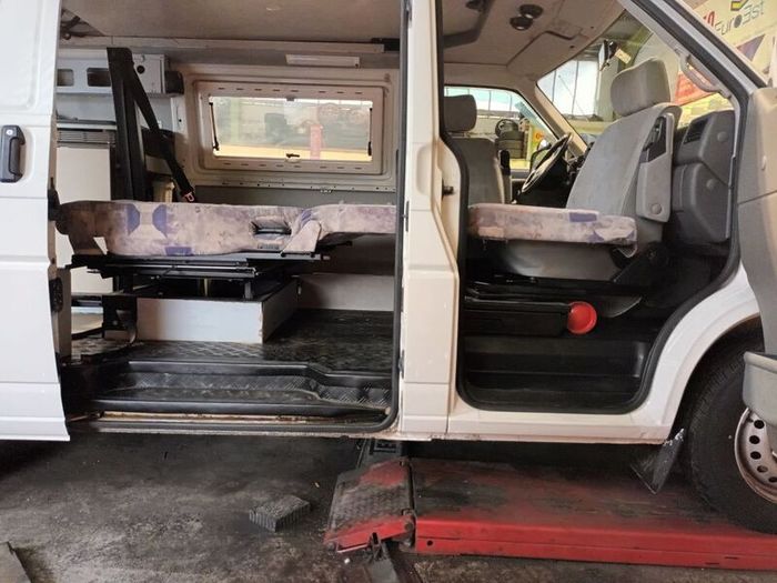 Rock'n'roll bed with seatbelts