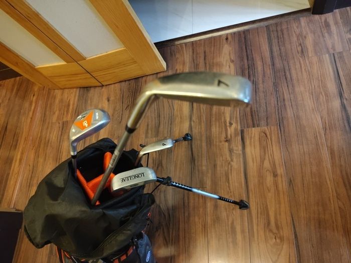 US kids golf ultralight set 4 clubs, right hand. 51". Good condition.