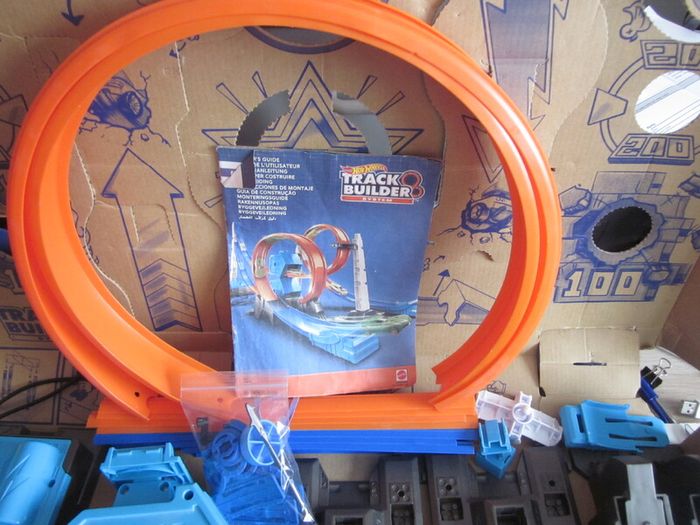 Hot Wheels Track Builder system 35+ Pieces.