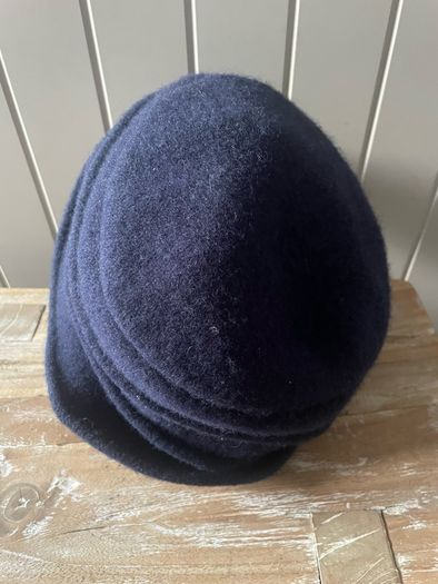 cloche bucket hat with a flower decoration 100% virgin wool Seeberger new