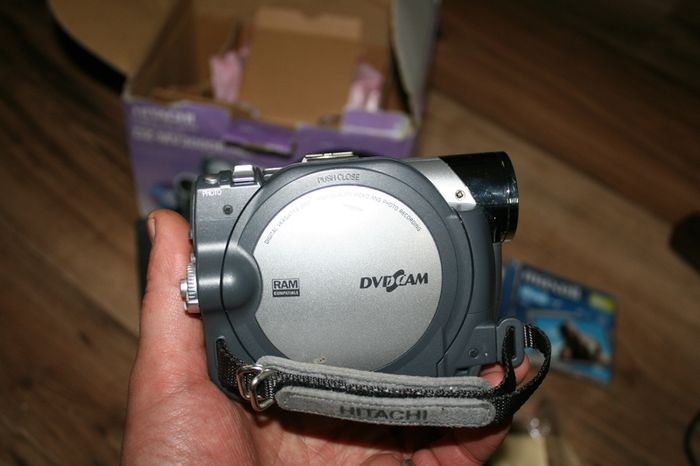 Hitachi DZ-MV3000E PAL DVD and DS  Video Camcorder 10x Optical Zoom 240x Digital Tested & Working.