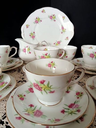 NEW Boxed Duchess English Bone China 21 Ps Tea Set "Carnation"