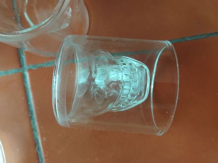new 1000ml fill skull decanter plus 4 skull shot glasses
