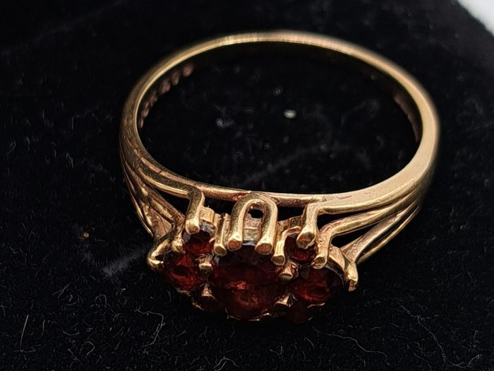 Vintage 9ct  yellow gold garnet ring