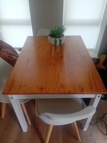table and chairs x4