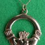Vintage 9ct Gold 375 Claddagh Pendant on 19-Inch Chain Image 4