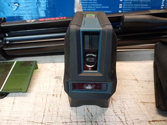 Bosch GLL 2-15 G Green Self-Levelling Cross-Line Laser with Tripod