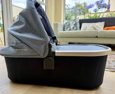 Uppababy bassinet with sheets and raincover